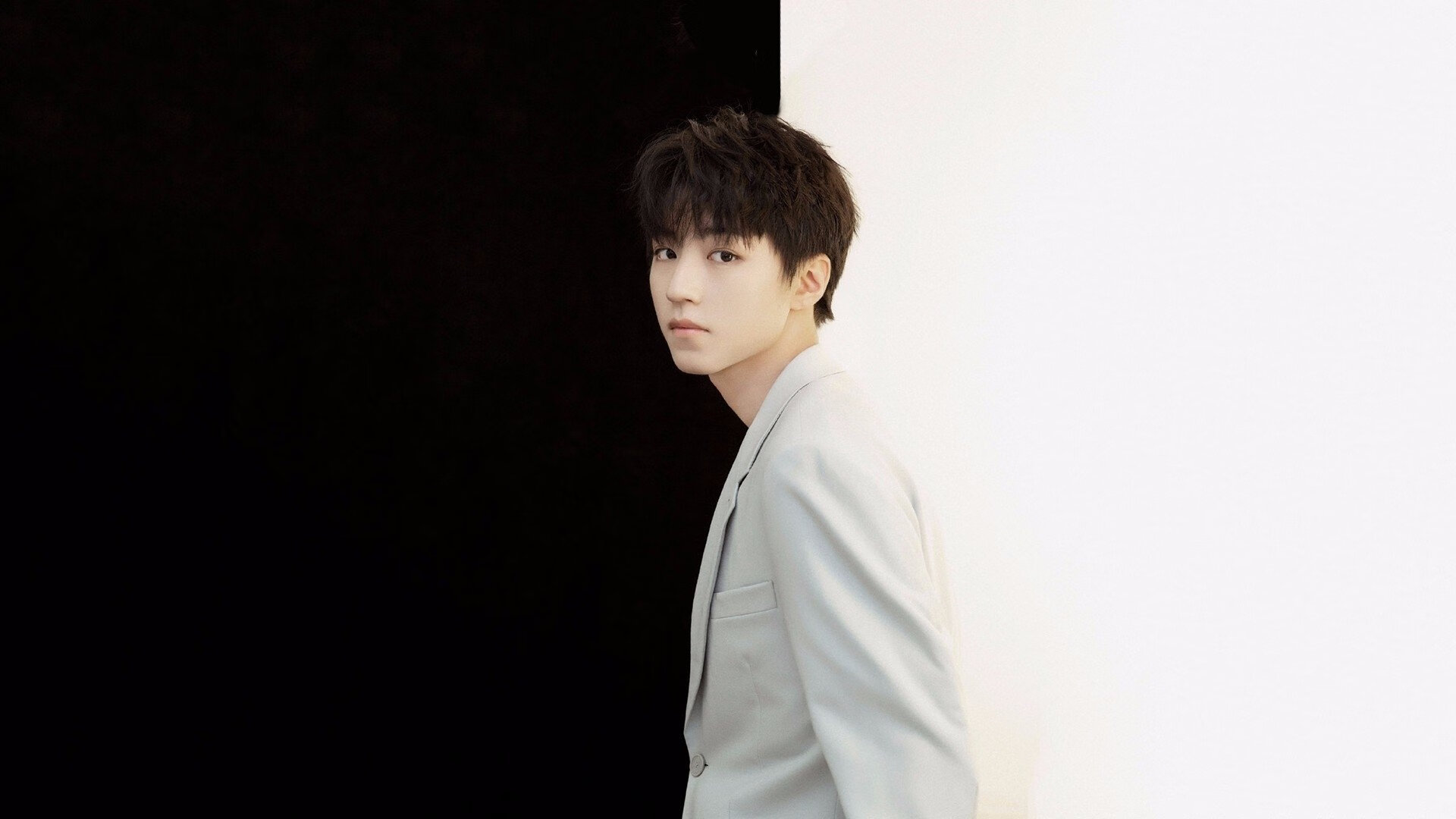 开云平台-快船防守轮转到位成功逼迫对手失误，谁是快船更好的防守球员