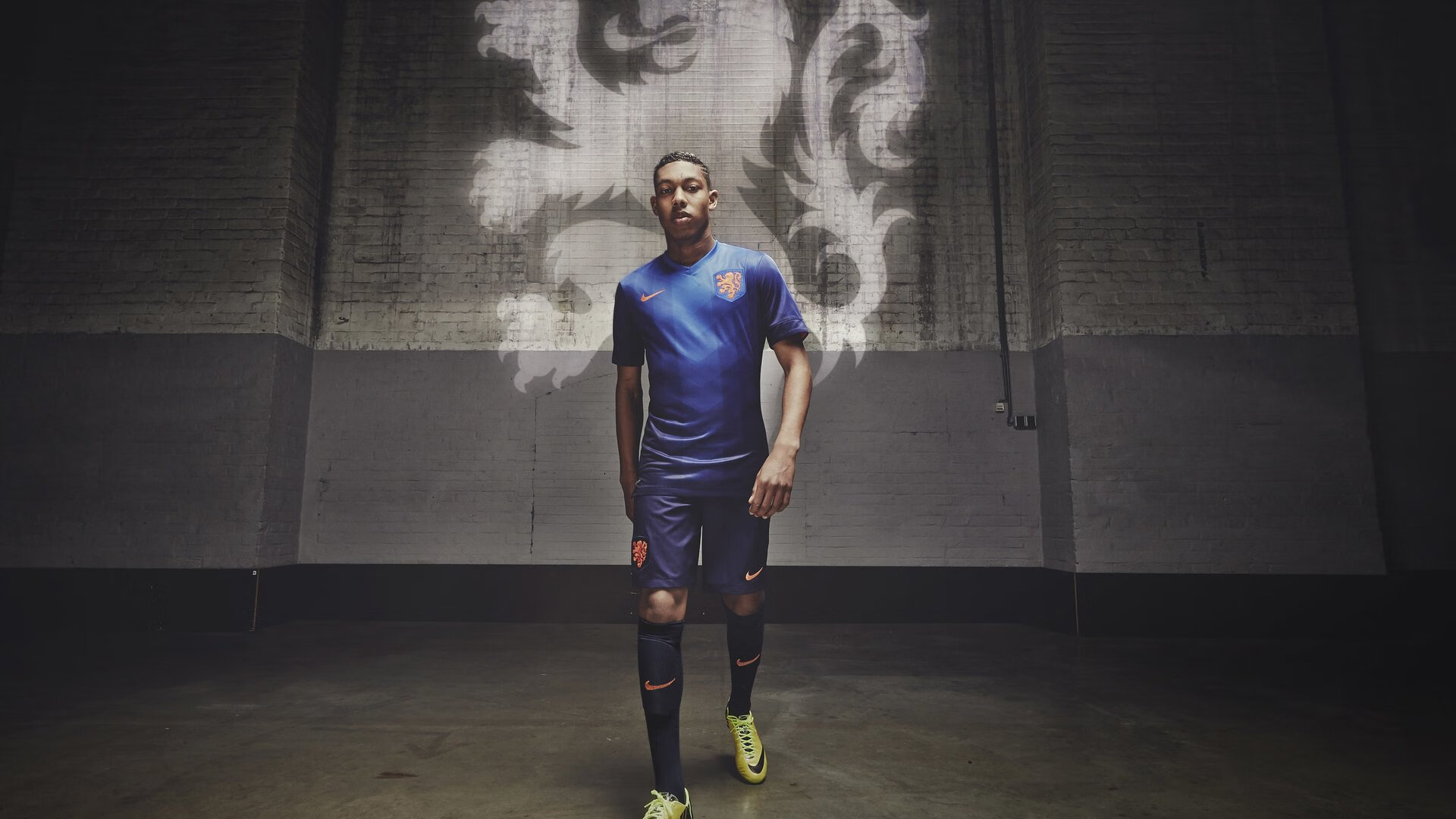 在总决赛关键时刻，库里连续命中三个远距离三分，最关键时刻的“天外飞仙”！